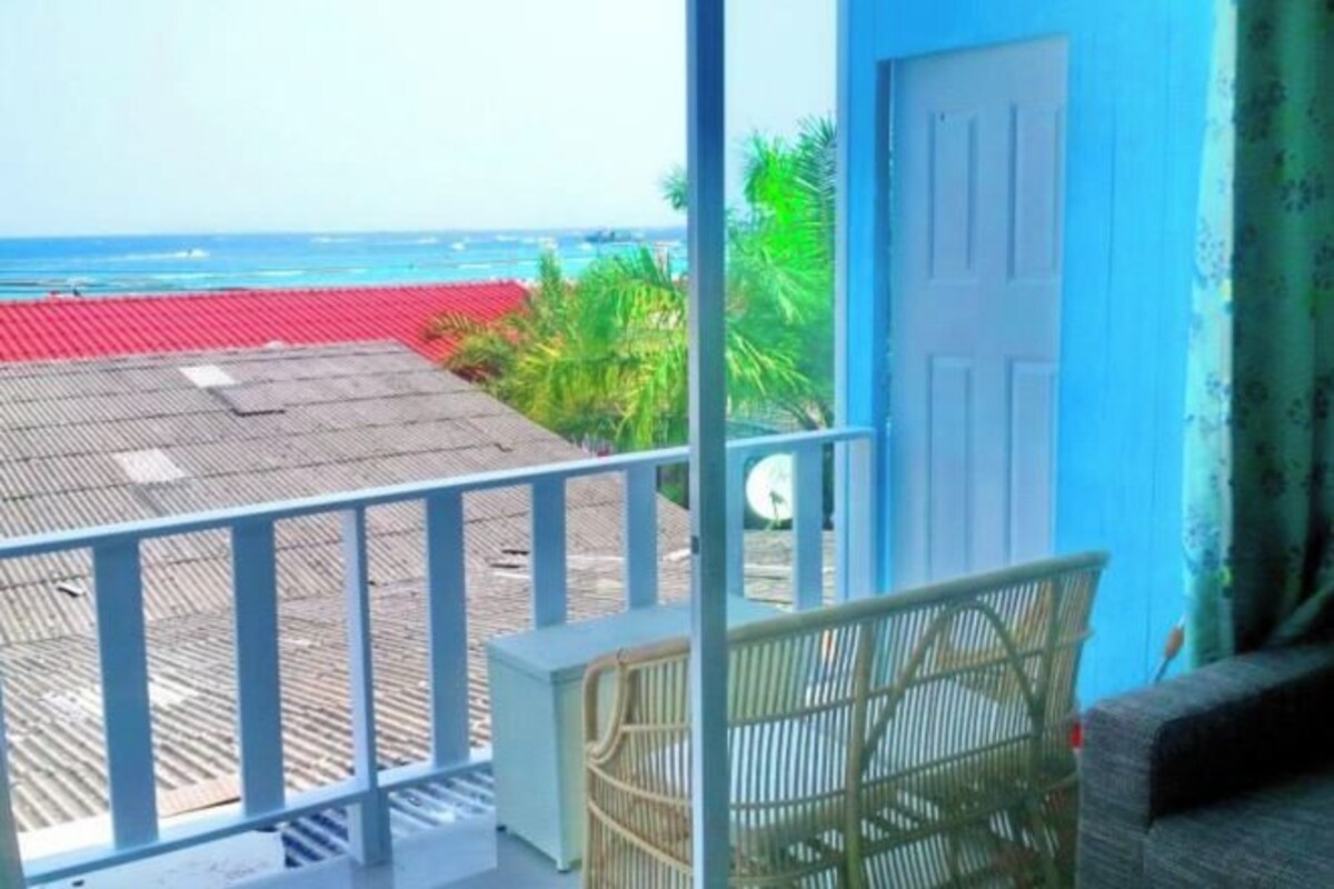Een balkon met uitzicht op het strand en de oceaan.
