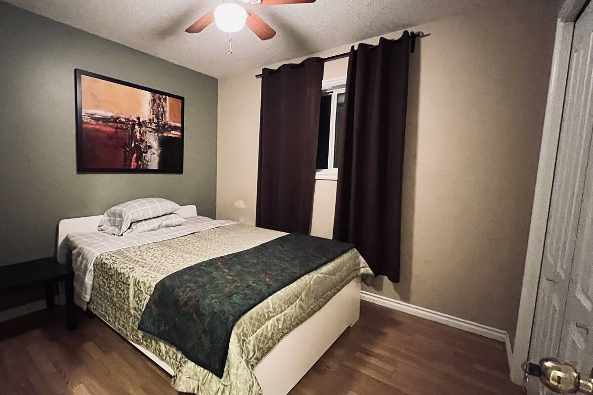 Deluxe Room, 1 Queen Bed | Iron/ironing board, WiFi (free), individually furnished, bed sheets