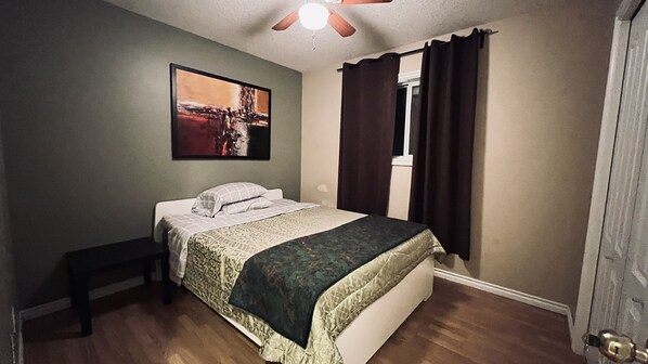 Deluxe Room, 1 Queen Bed | Individually furnished, iron/ironing board, free WiFi, bed sheets - Central Edmonton Private Rooms (Edmonton)