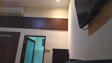 Kamar Double Standar, pemandangan kolam renang | Tempat tidur lipat/tambahan, Wi-Fi gratis, dan seprai linen