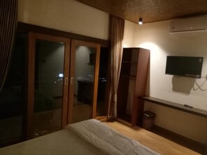 Rollaway beds, free WiFi, bed sheets