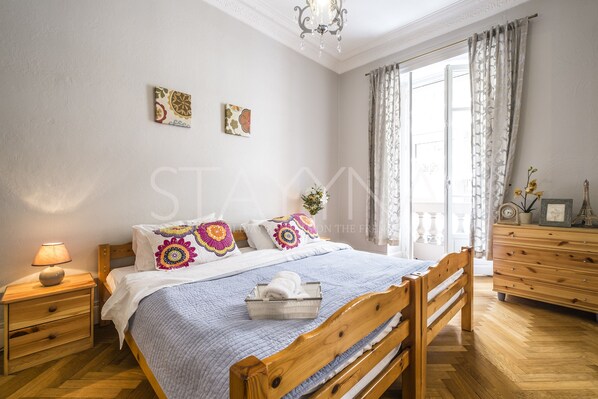 2 bedrooms, iron/ironing board, WiFi, bed sheets - Verdi 2 bedroom apartment VRBO (Nice)