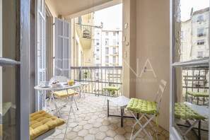 Outdoor dining - Verdi 2 bedroom apartment VRBO (Nice)