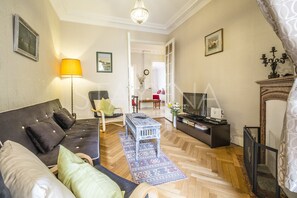 Televisión y chimenea 