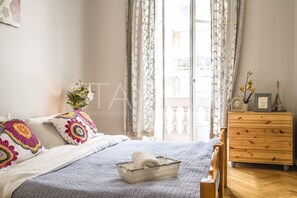 2 عدّة غرف نوم ومكواة/لوح كي وواي فاي وملاءات أسرّة