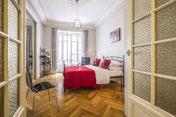 2 habitaciones, tabla de planchar con plancha, wifi y ropa de cama 