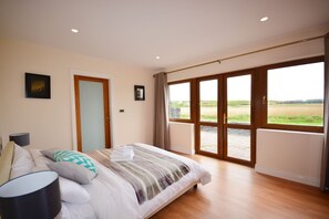 4 habitaciones, tabla de planchar con plancha, wifi y ropa de cama
