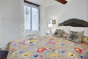 1 chambre, fer et planche à repasser, draps fournis