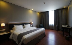 Minibar, caja de seguridad en la habitación y escritorio 