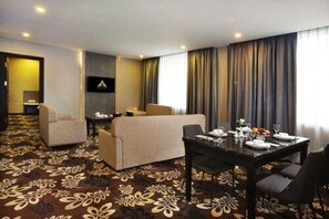 Phòng Suite Presidential, 1 giường cỡ king | Khu phòng khách | TV LED 