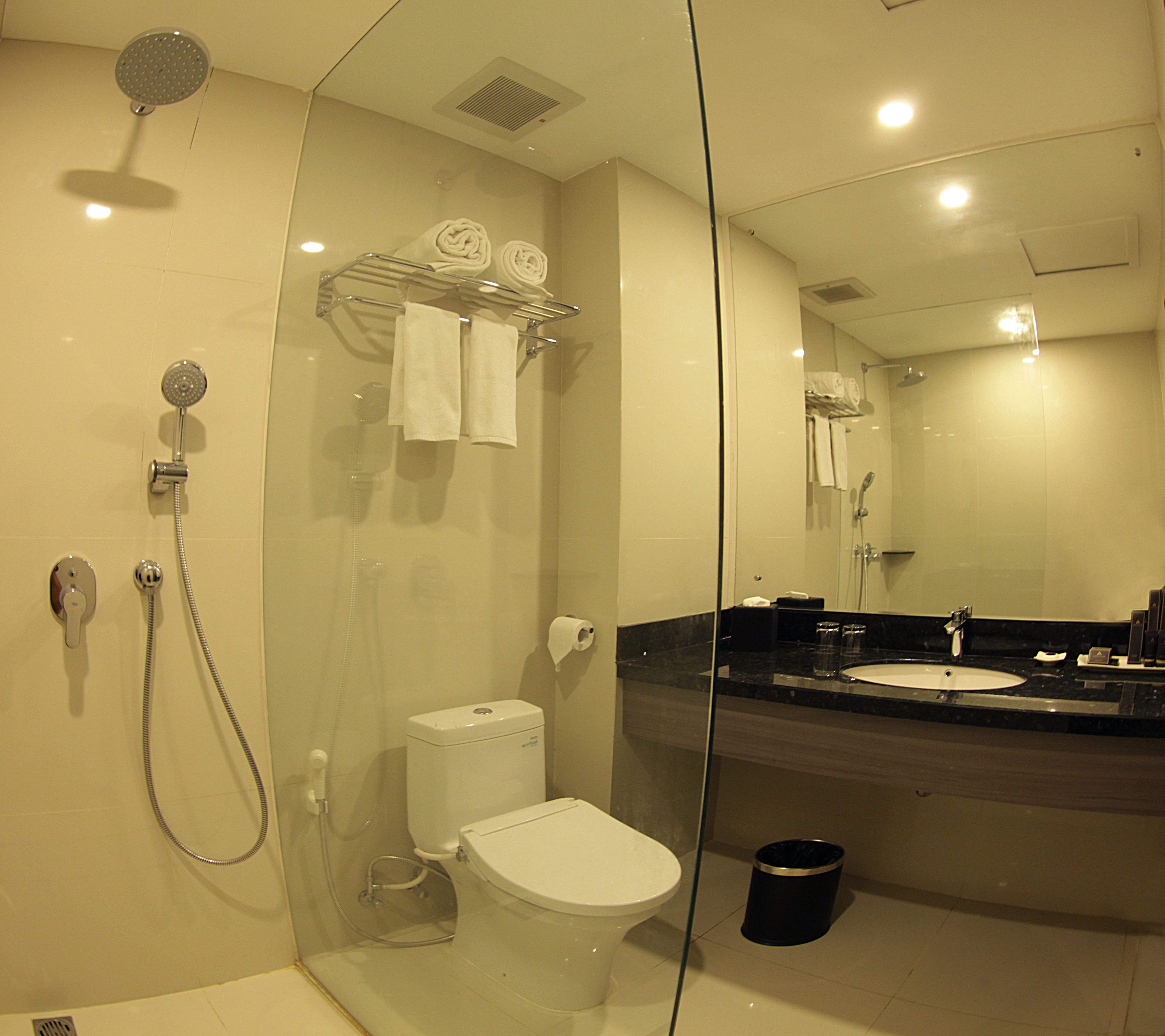 Shower, perlengkapan mandi gratis, sandal, dan handuk