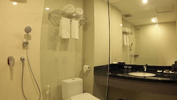 Shower, perlengkapan mandi gratis, sandal, dan handuk