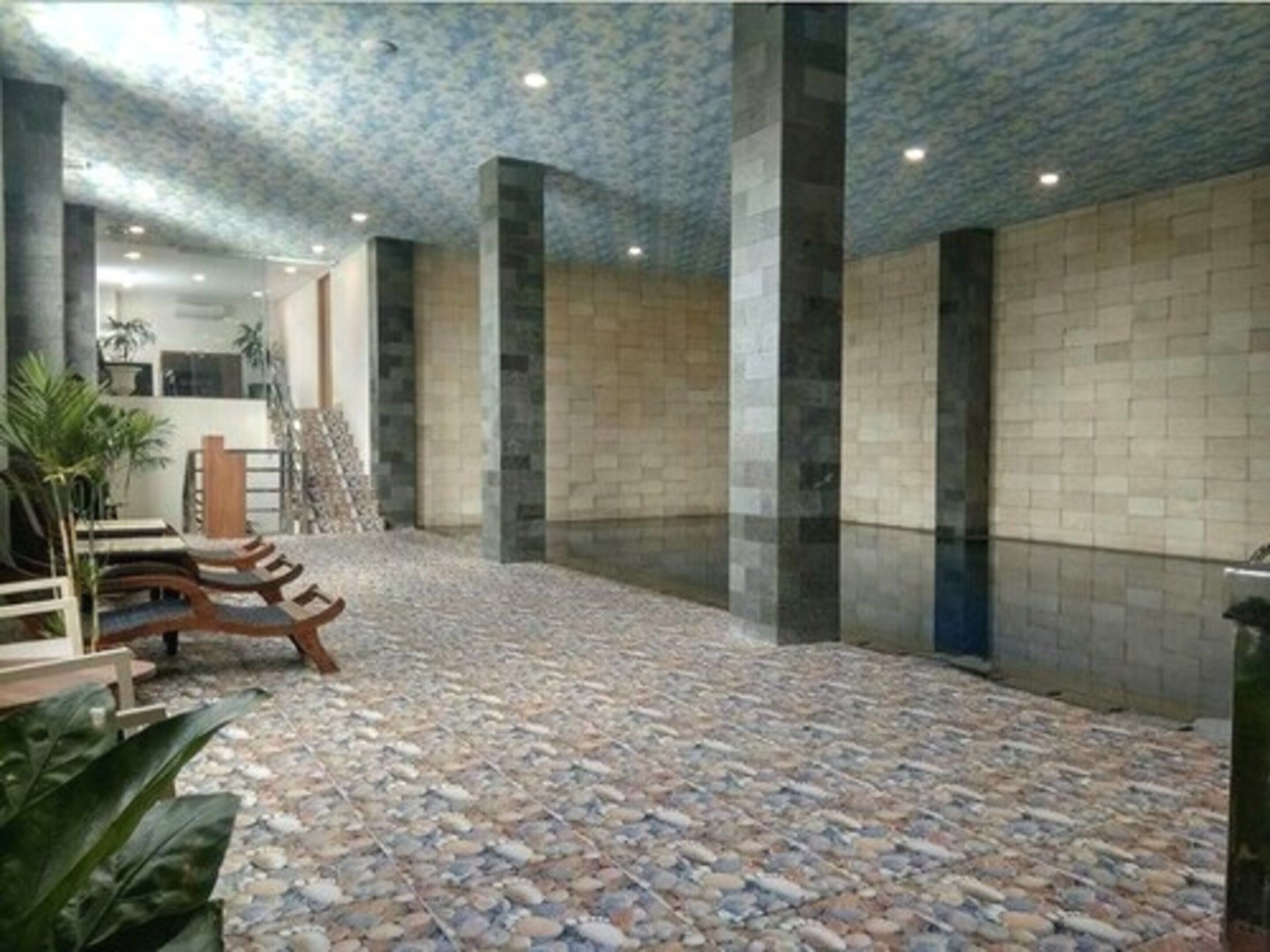Kolam renang indoor