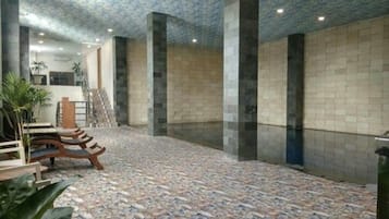 Kolam renang indoor