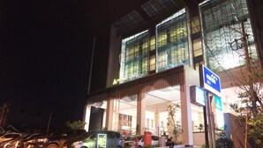 Unclassified image, 4 of 43, button - Pyramid Suites (Banjarmasin)