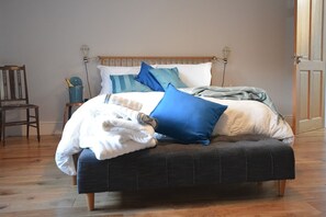 4 عدّة غرف نوم ومكواة/لوح كي وواي فاي وملاءات أسرّة