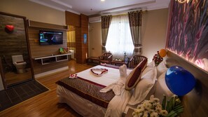 Minibar, caja de seguridad en la habitación y escritorio