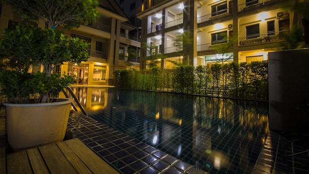 Una piscina al aire libre