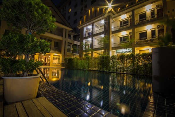 Una piscina al aire libre