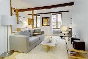 TV, books - La Caravelle 1 bedroom apartment VRBO (Nice)
