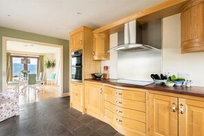 Fridge, microwave, oven, stovetop - The Lookout 3 bedroom house (Dingle Peninsula)
