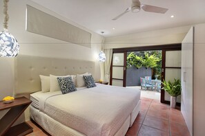 1 habitación, caja de seguridad en la habitación y escritorio 