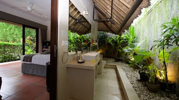 Deep-soaking bathtub, free toiletries, hair dryer, towels