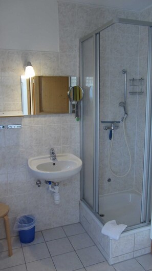 Shower, soap, toilet paper - Zinno apartment 7 - Zinnowitz Kiefernweg 5 WE 07 in the EC (Zinnowitz)
