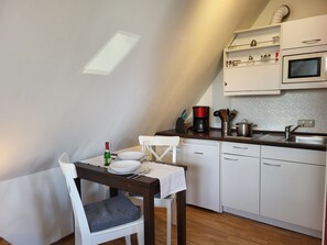 Kylskåp, mikrovågsugn, kaffe- och tebryggare och vattenkokare
