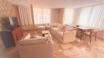 Een televisie en een tafeltennistafel