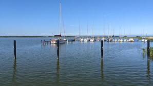 Ein Yachthafen mit mehreren Segelbooten, die an hölzernen Stegen festgemacht sind.