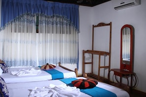 Caja de seguridad en la habitación y tabla de planchar con plancha