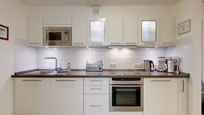 Kühlschrank, Mikrowelle, Ofen, Geschirrspüler