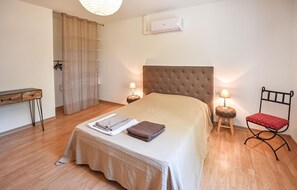 4 bedrooms, travel cot, free WiFi, bed sheets