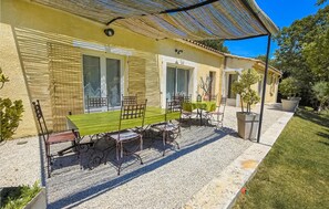 Outdoor dining - Gorgeous home in Grignan (Grignan)