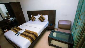 Basic Double Room, 1 Double Bed | In-room safe, iron/ironing board, rollaway beds, free WiFi