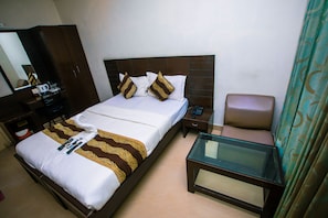 Basic Double Room, 1 Double Bed | In-room safe, iron/ironing board, rollaway beds, free WiFi
