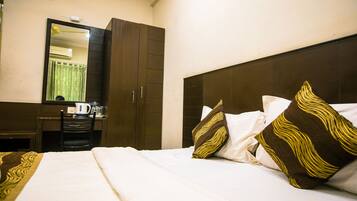 Basic Double Room, 1 Double Bed | In-room safe, iron/ironing board, rollaway beds, free WiFi
