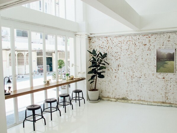 Lobby sitting area - Varmtel (Bangkok)