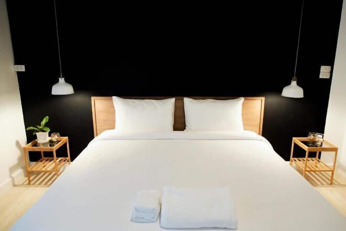 Seprai premium, tempat tidur Select Comfort, minibar, dan brankas