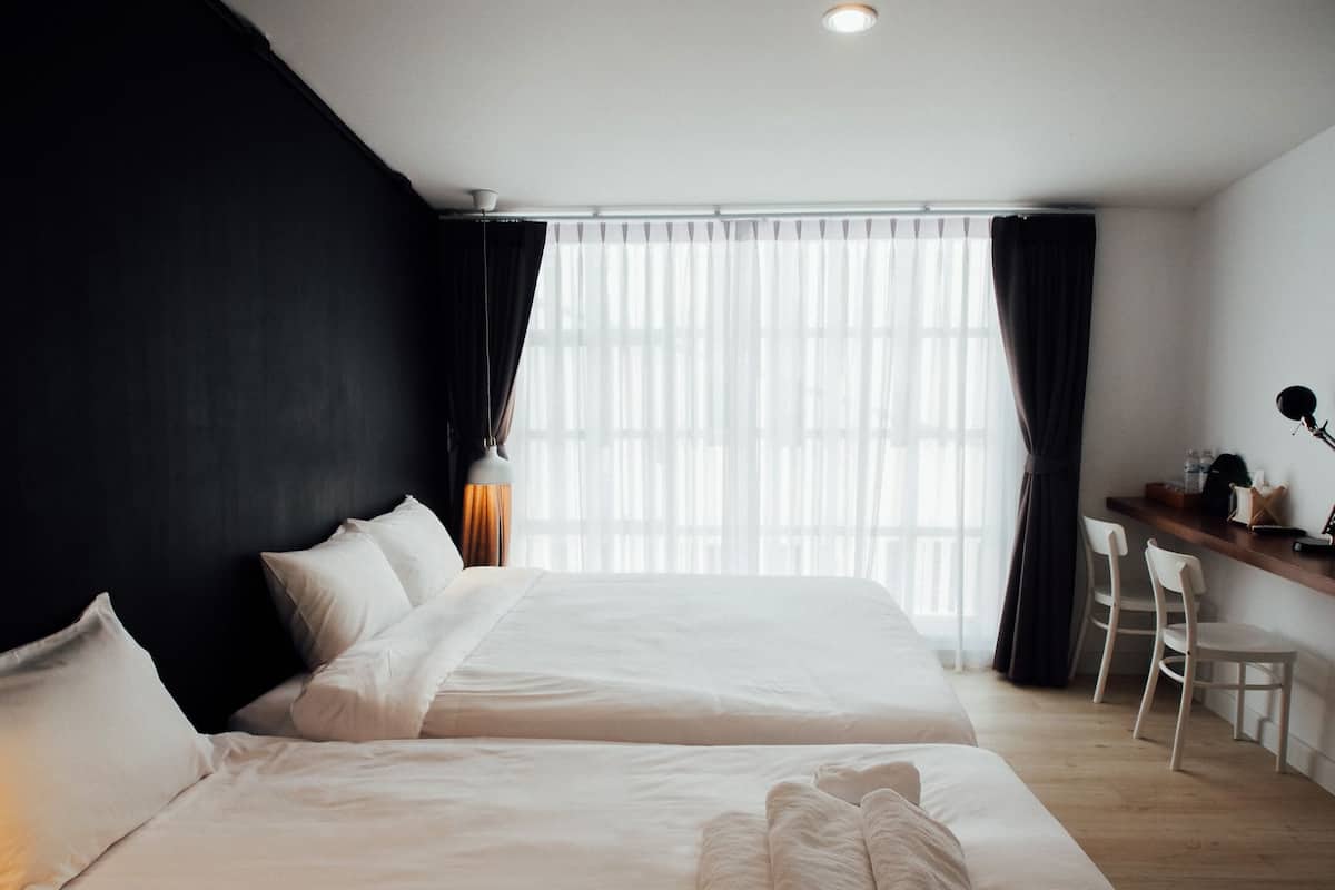 Quarto triplo luxo, 2 quartos, vista para a cidade | Roupas de cama premium, camas Select Comfort, frigobar