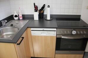 Køleskab, ovn, opvaskemaskine, kaffe-/temaskine