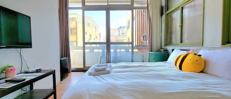 Cubrecamas, cortinas blackout, wifi gratis y ropa de cama