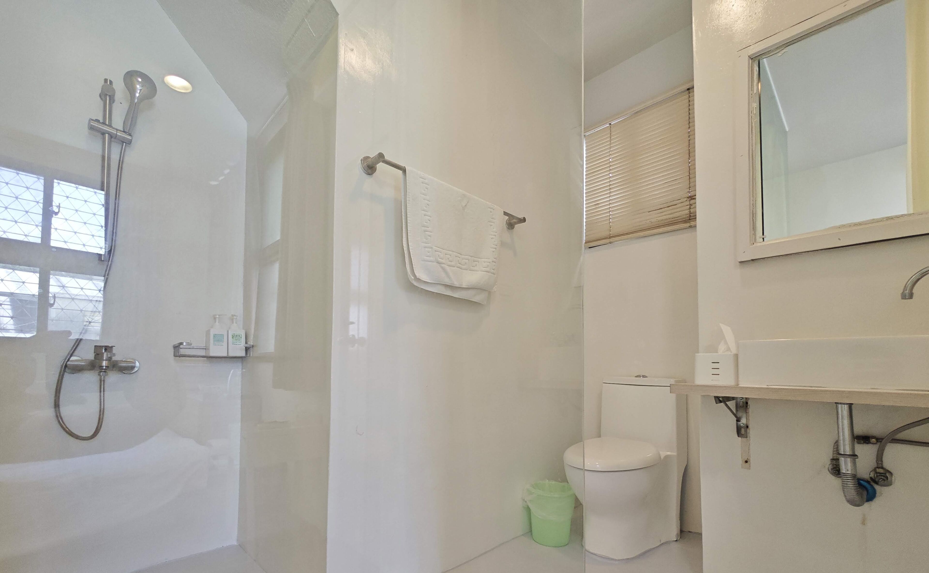 Kahden hengen standard-huone, 1 parisänky | Kylpyhuone | Suihku, ilmaiset hygieniatuotteet, hiustenkuivaaja, tohvelit