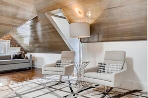 Smart TV, fireplace - 1- Historic Music Row - The Music City Collection (Nashville)