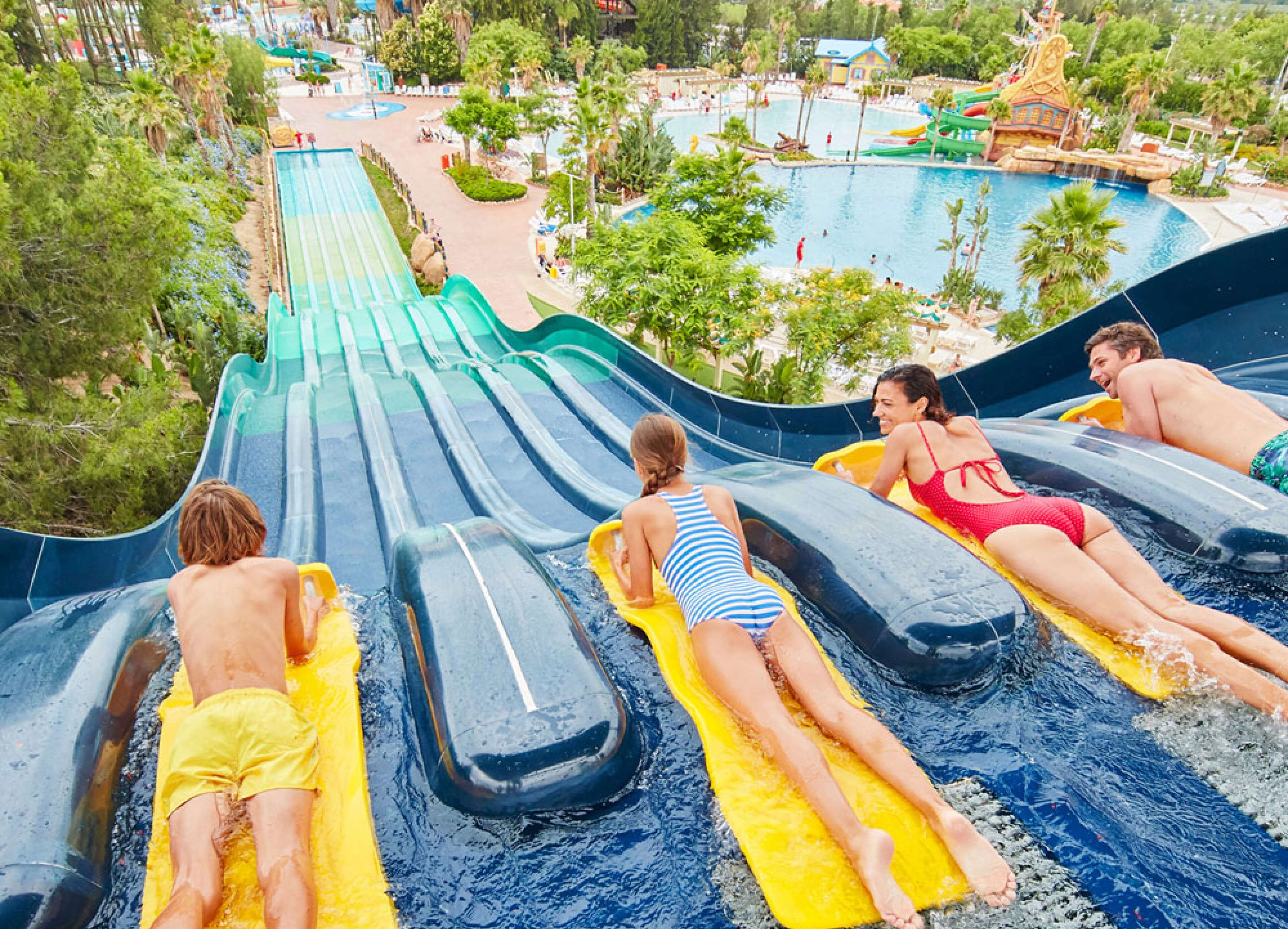 Utomhuspool och uppvärmd pool