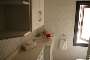 Suihku, hiustenkuivaaja, pyyhkeet, saippua