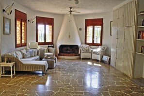 Televisión, chimenea, reproductor de DVD, libros