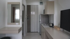 Una cocina moderna con horno empotrado, pileta y encimera.