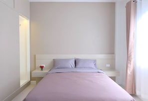 Standard Double Room | Escritorio, cortinas opacas, wifi gratis y ropa de cama